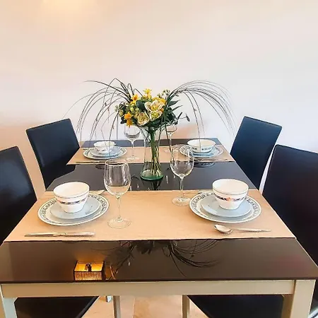 2000. Spacious On The Promenade. Apartman Marbella