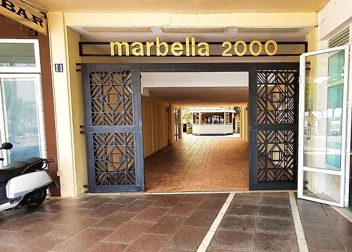2000. Spacious On The Promenade. Apartament Marbella