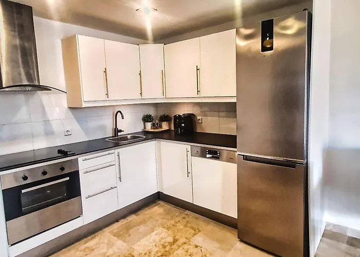 Daire 2000. Spacious On The Promenade. *